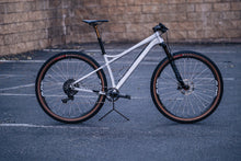 Laden Sie das Bild in den Galerie-Viewer, Banshee Anomaly Frameset - Raw
