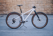 Laden Sie das Bild in den Galerie-Viewer, Banshee Anomaly Frameset - Raw