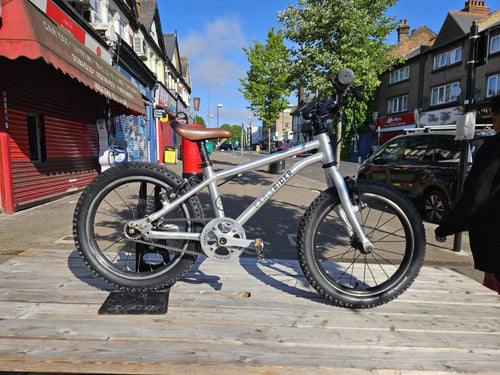 PRE LOVED Kids Early Rider 16